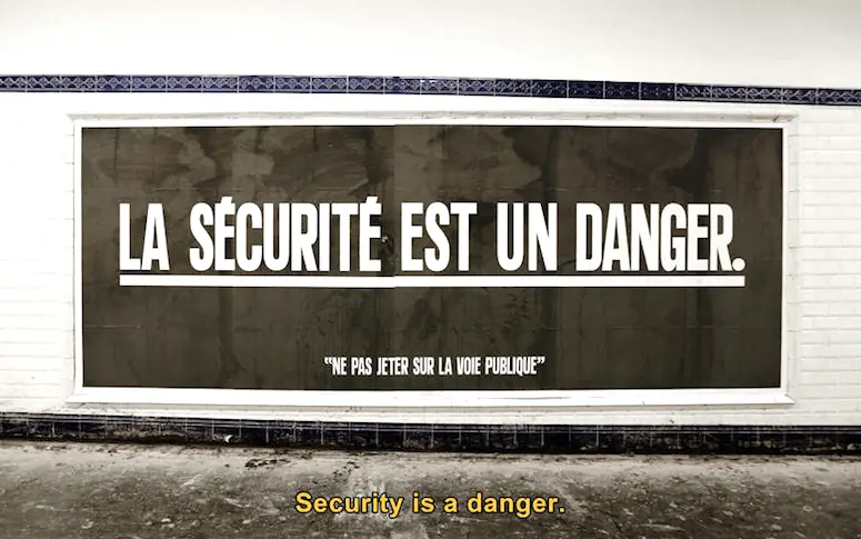 Sean Hart, le street-artist qui envahit le métro à coups de slogans