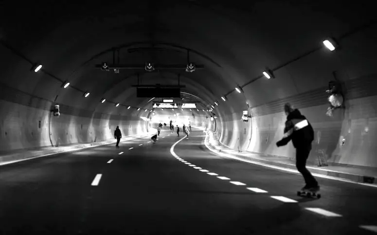 En images : à Prague, une autoroute fermée est devenue le paradis des skaters