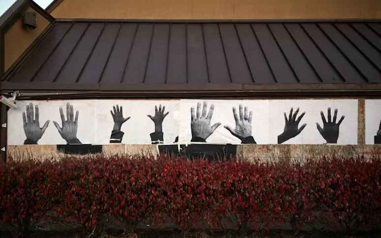 Ferguson : un artiste laisse un message d’espoir sur les murs de la ville