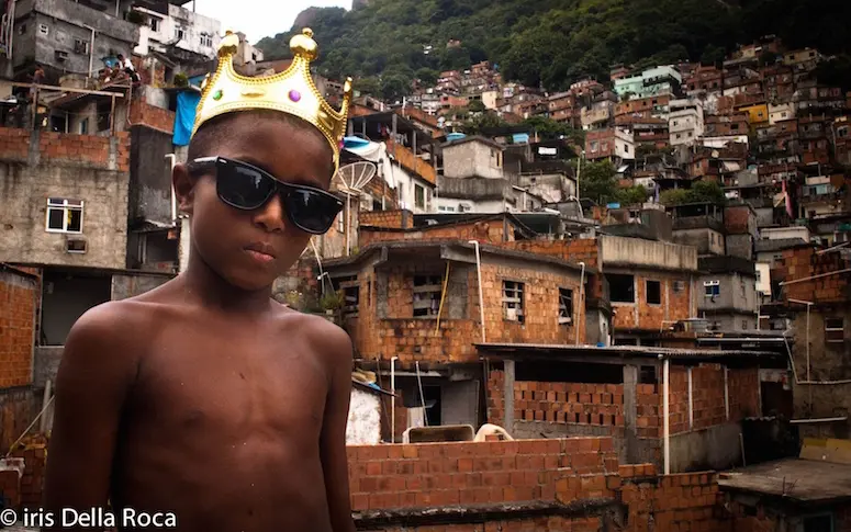 Des favelas aux banlieues parisiennes, Iris Della Roca immortalise les rêves d’enfants