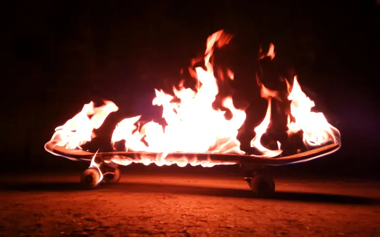 Vidéo : une session skate enflammée pour éclairer Paris la nuit
