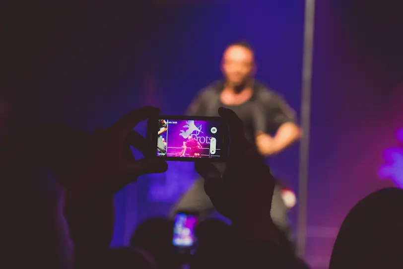 Avec cette invention, fini les smartphones pendant les concerts