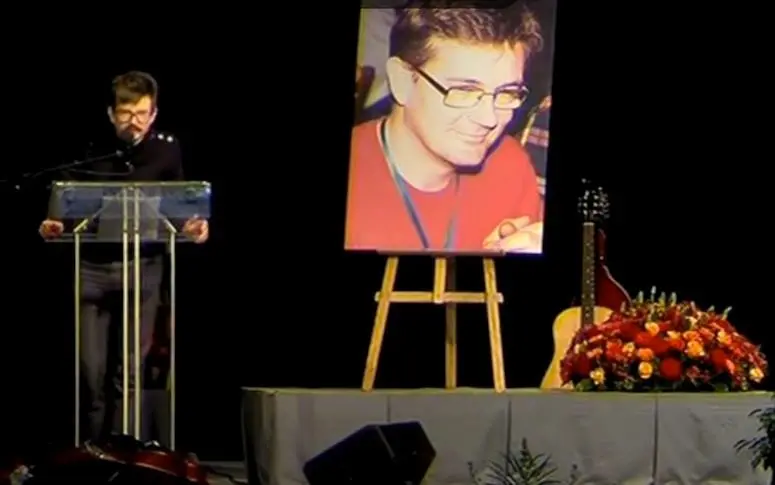Vidéo : Luz rend un hommage émouvant à Charb
