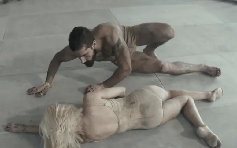 Sia dévoile le puissant clip de “Elastic Heart” avec Shia LaBeouf