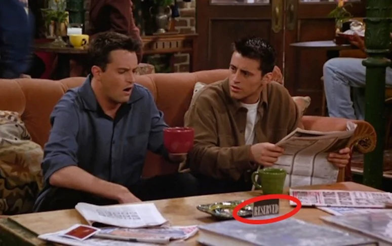 Ce petit détail dans Friends répond enfin au mystère de Central Perk