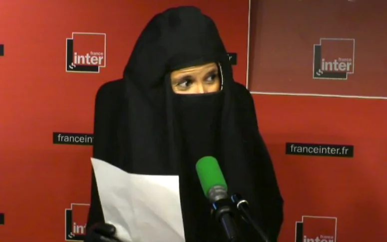 Vidéo : voilée, Sophia Aram se moque du “féminisme discret” du roi Abdallah