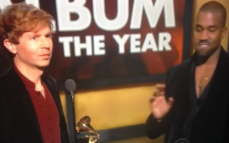 Vidéo : Beck gagne un prix aux Grammy, Kanye West s’incruste sur scène