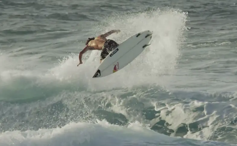 Vidéo : dans l’intimité de Leonardo Fioravanti, le nouveau prodige du surf