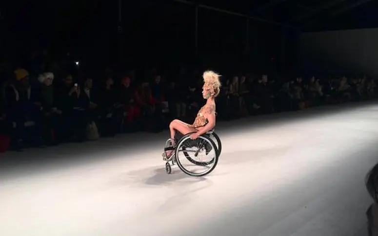 À la Fashion Week de New York, des personnes handicapées défilent sur le podium