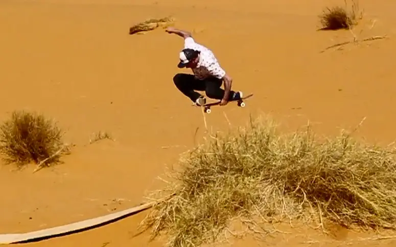 Vidéo : une session de skate hors du commun en plein Sahara