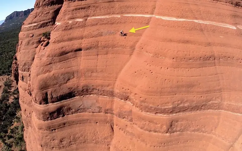 Vidéo : ce cycliste complètement fou a osé rouler à flanc de falaise