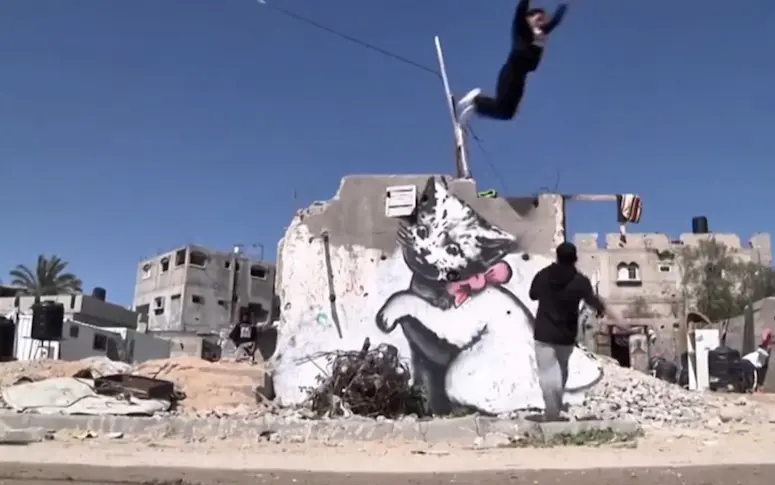 Vidéo : un collectif de parkour palestinien répond à Banksy dans les rues de Gaza