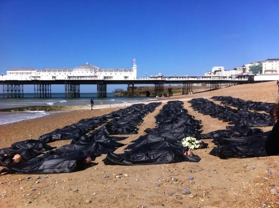 Des centaines de sacs mortuaires sont apparus sur une plage anglaise