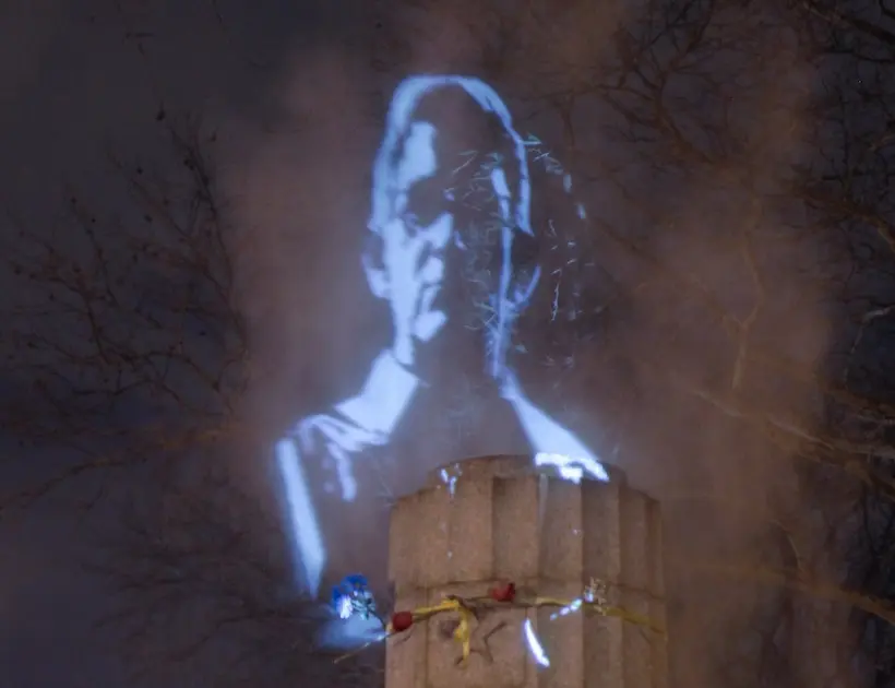 Rencontre avec The Illuminator, le collectif derrière l’hologramme Edward Snowden