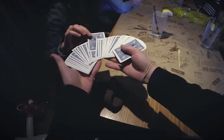 Cette vidéo vous met à la place du magicien pendant un tour de cartes