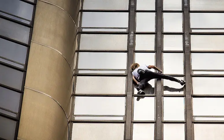 Vidéo : pour le Népal, le Spider-Man français escalade la tour Montparnasse
