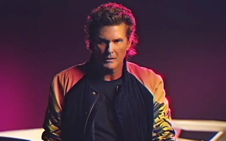 Quand David Hasselhoff combat ninjas, nazis et dinosaures dans un clip déjanté