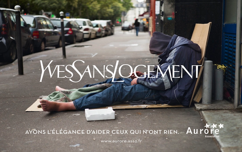 Rencontrez “Yves Sans Logement”, ou quand le luxe est détourné pour soutenir les SDF