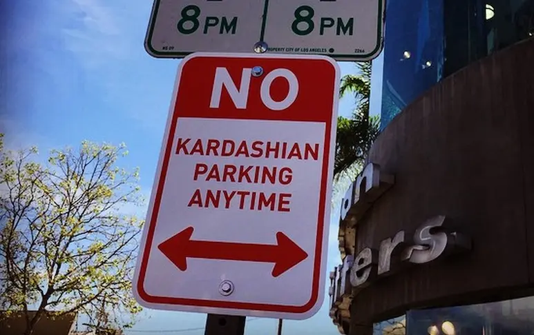 À Los Angeles, un street-artist se moque des Kardashian