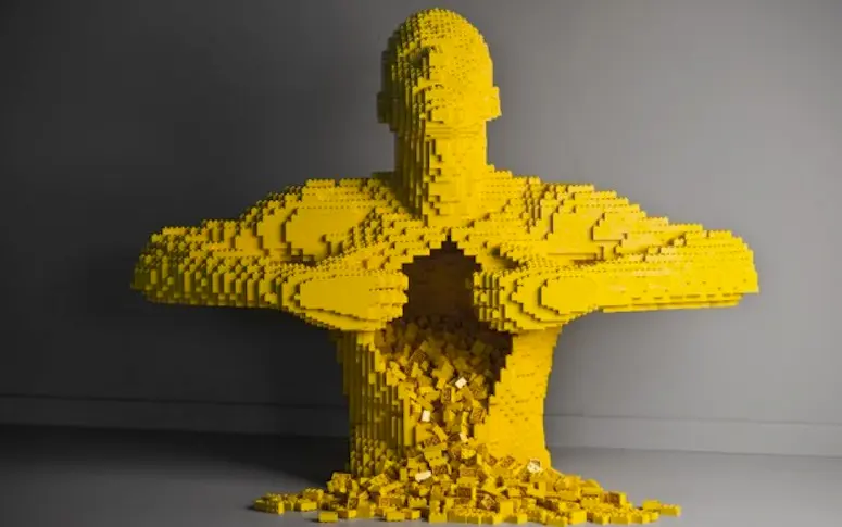Vidéo : des œuvres géantes de Lego exposées à Paris