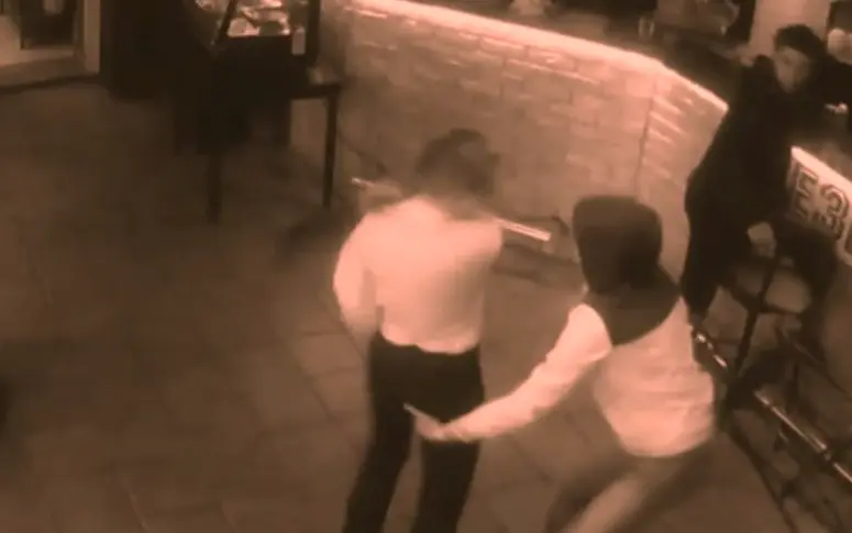 La vidéo de la serveuse russe qui met à terre son agresseur était… une publicité
