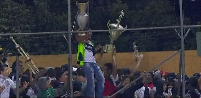Vidéo : des supporters volent les trophées de leurs adversaires et les jettent sur la pelouse