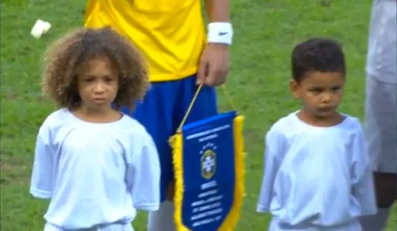 Les mini sosies de Thiago Silva et David Luiz accompagnent le Brésil sur le terrain