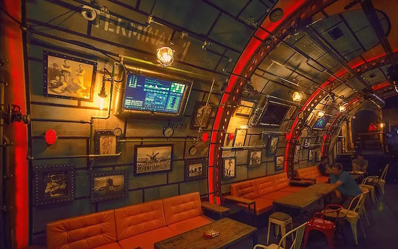 Un club roumain plonge ses clients dans les décors d’un sous-marin