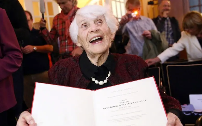 À 102 ans, elle reçoit enfin le doctorat que les nazis lui avaient refusé