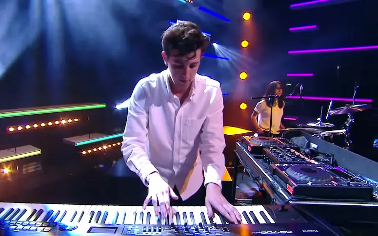 Vidéo : au Grand Journal, Jamie xx invite une chorale pour jouer “Loud Places”