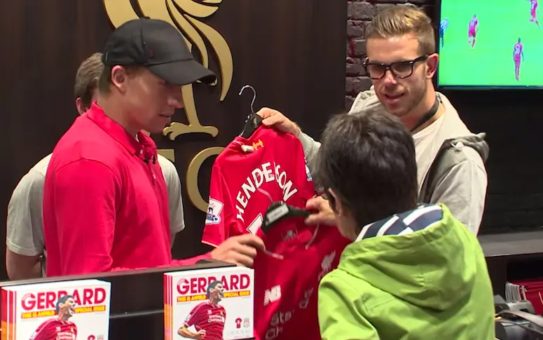 Vidéo : des joueurs de Liverpool vendeurs à la boutique du club