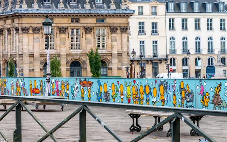 En images : sur le Pont des Arts, le street-art remplace les cadenas