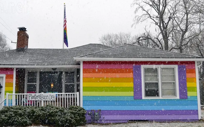 Elle trolle ses voisins homophobes avec un jardin “ouvertement homosexuel”
