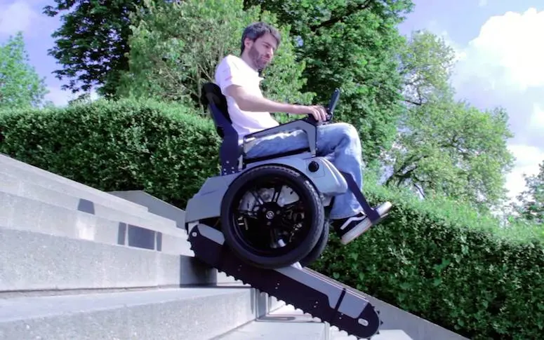 Un fauteuil roulant qui monte les escaliers, l’invention géniale d’étudiants