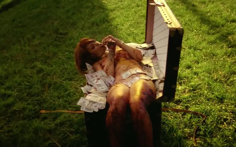 Dollars, sang et girl power : Rihanna dévoile le clip fou de “BBHMM”