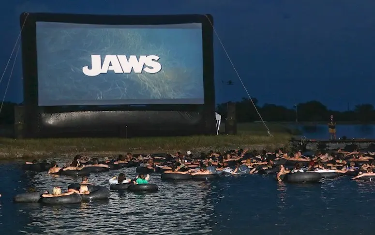 Une séance des Dents de la Mer projetée sur un lac