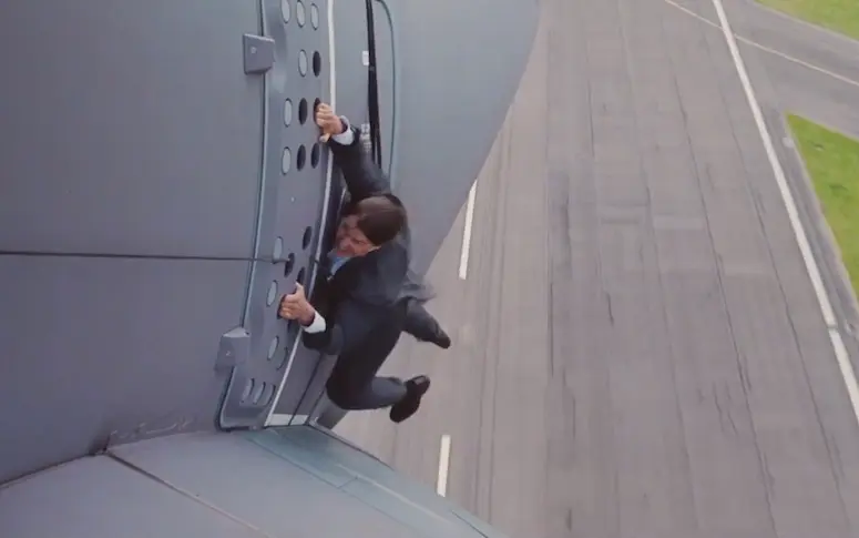 Vidéo : Tom Cruise sans doublure et accroché à un avion qui décolle, ça donne ça