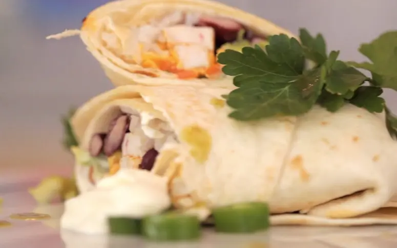 Vidéo : comment préparer un burrito au poulet mariné en 15 minutes