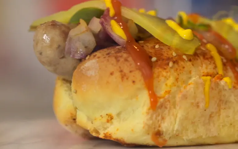 Vidéo : comment préparer un hot-dog gourmet en quelques minutes