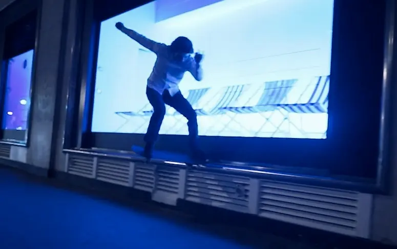 Vidéo : de nuit, un skateur dévale les rues désertées de Paris