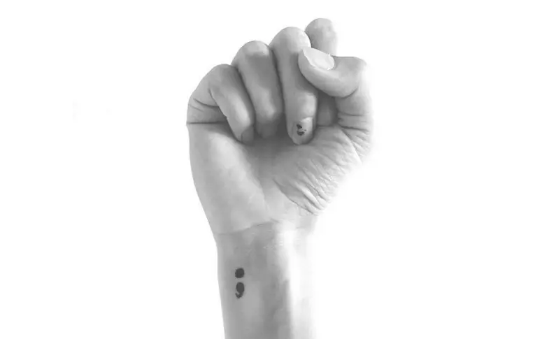 Se tatouer un point-virgule sur le poignet pour lutter contre la dépression
