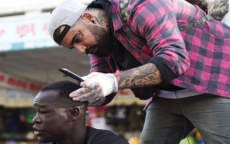 “Le Barbier des Rues” : il aide les SDF en leur offrant une coupe