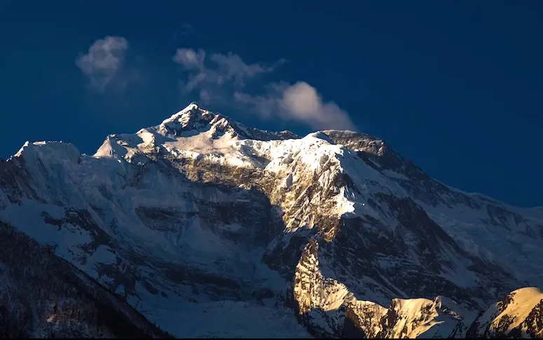 Ce time-lapse sublime vous emmène au cœur des montagnes népalaises