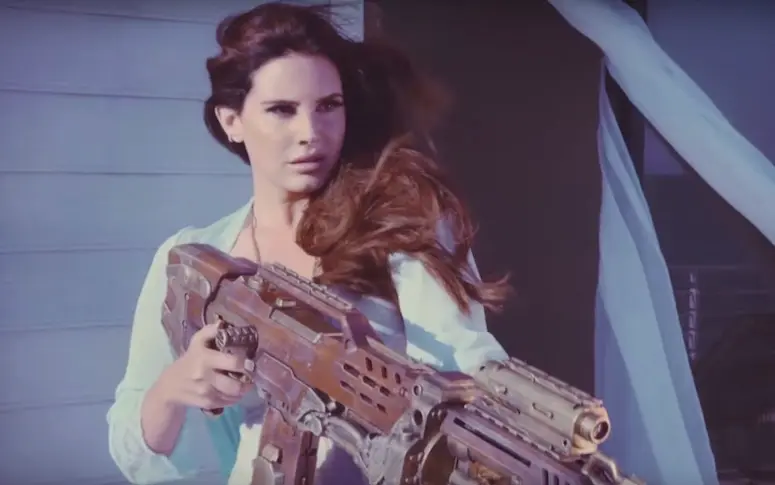 Lana Del Rey ne rigole pas dans le clip de “High By The Beach”