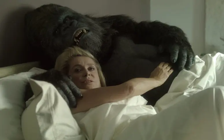 Trailer : dans Le Tout Nouveau Testament, Catherine Deneuve tombe sous le charme d’un gorille