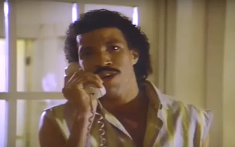 Vidéo : sans musique, le clip “Hello” fait passer Lionel Richie pour un psychopathe