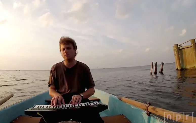 Tranquillement posé sur sa barque, Mac DeMarco joue “No Other Heart”