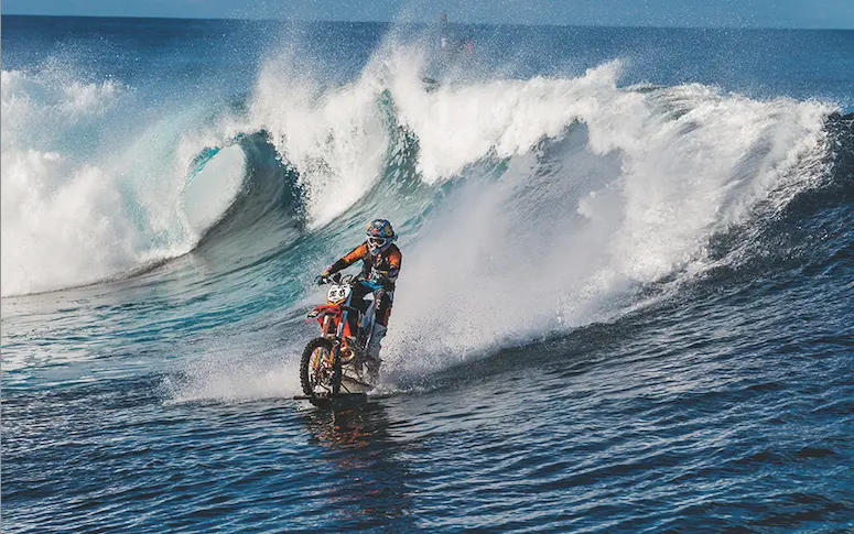 Vidéo : il surfe l’une des vagues les plus dangereuses du monde… à moto