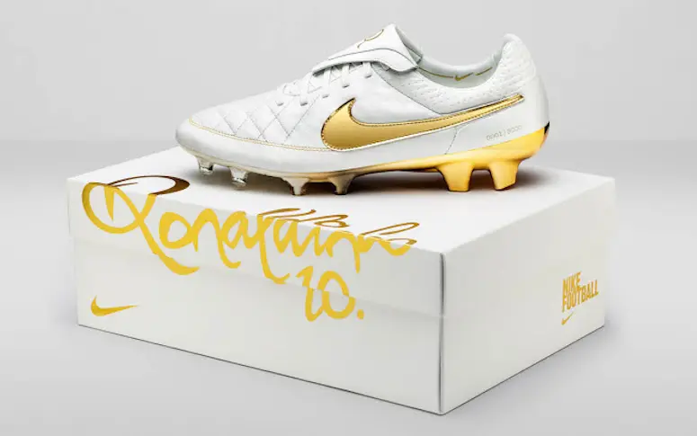 Des splendides crampons Ronaldinho mis en ventes par Nike