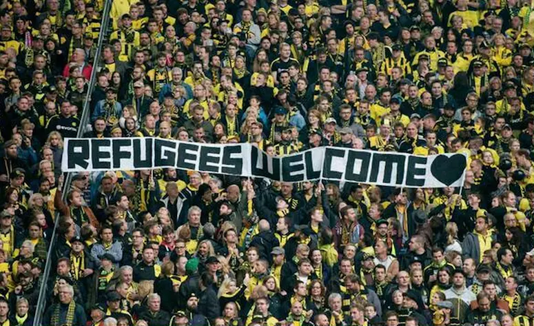 Sur des banderoles, le soutien des supporters allemands aux réfugiés